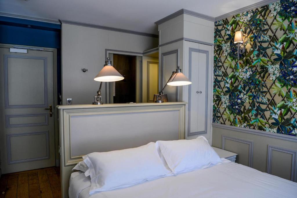 Postel nebo postele na pokoji v ubytování Hôtel Villa-Lamartine