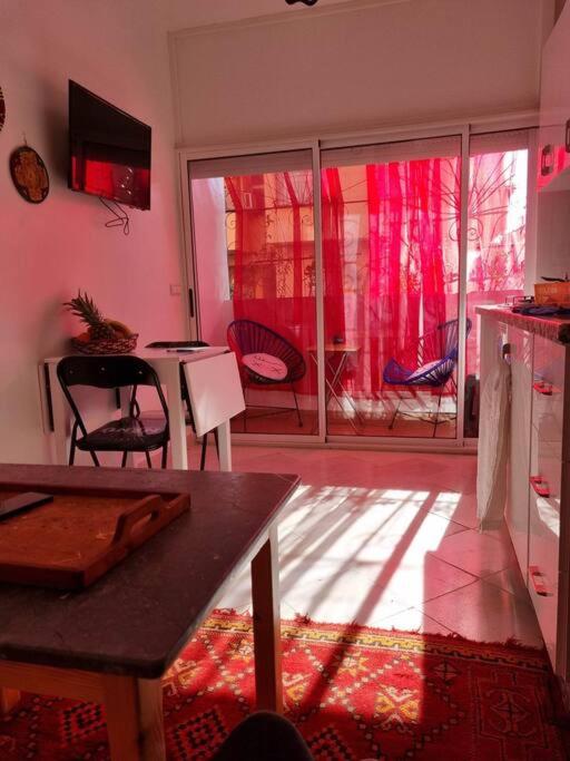 a kitchen with a table and chairs and a window at proche aéroport, idéal pour travailler in Marrakesh
