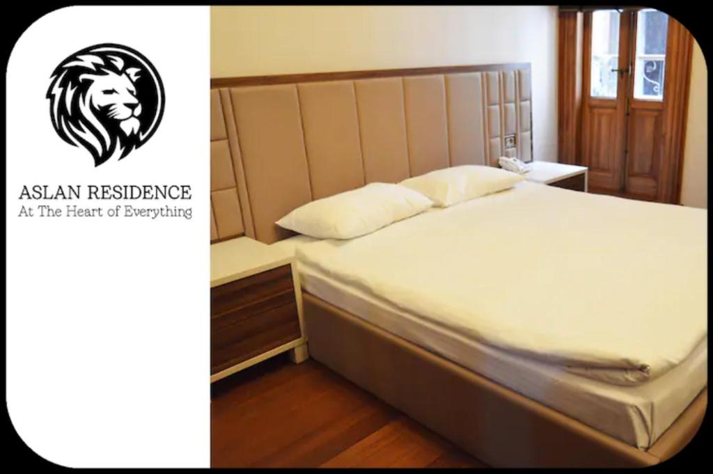 - une chambre dotée d'un lit avec une vignette-lion dans l'établissement Aslan Residence, à Istanbul