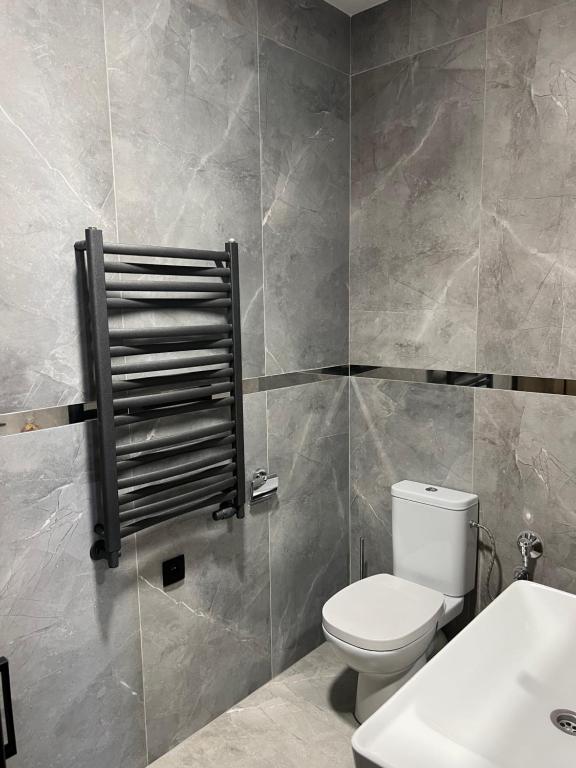 Kúpeľňa v ubytovaní Apartamenty Słowianka-BUTELKOWY