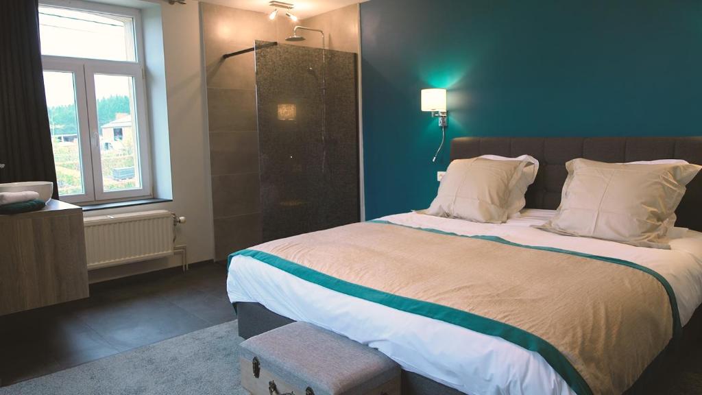 Un dormitorio con una cama grande y una ventana en Jeux de Goûts en Hérissart