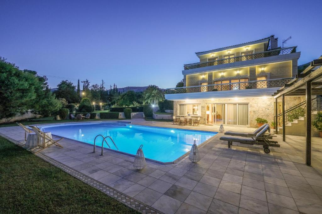 una casa con piscina nel cortile di Supreme and Classy Pool Residence a Paianía