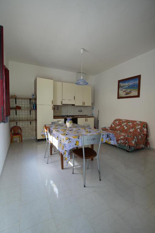 a living room with a table and a bed at Bilocale Camilla in villa salento in Sant'Isidoro