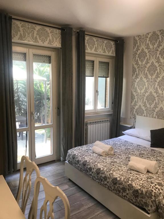 1 dormitorio con 1 cama con 2 toallas en B&B Giordano, en Porto SantʼElpidio
