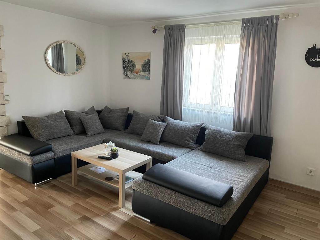 sala de estar con sofá y mesa en Apartments Toma, en Kaštela