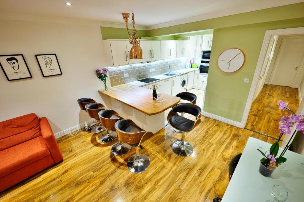 eine Küche mit einem Tisch und Stühlen im Zimmer in der Unterkunft The Dubliner Central - O Connell Street Zone in Dublin