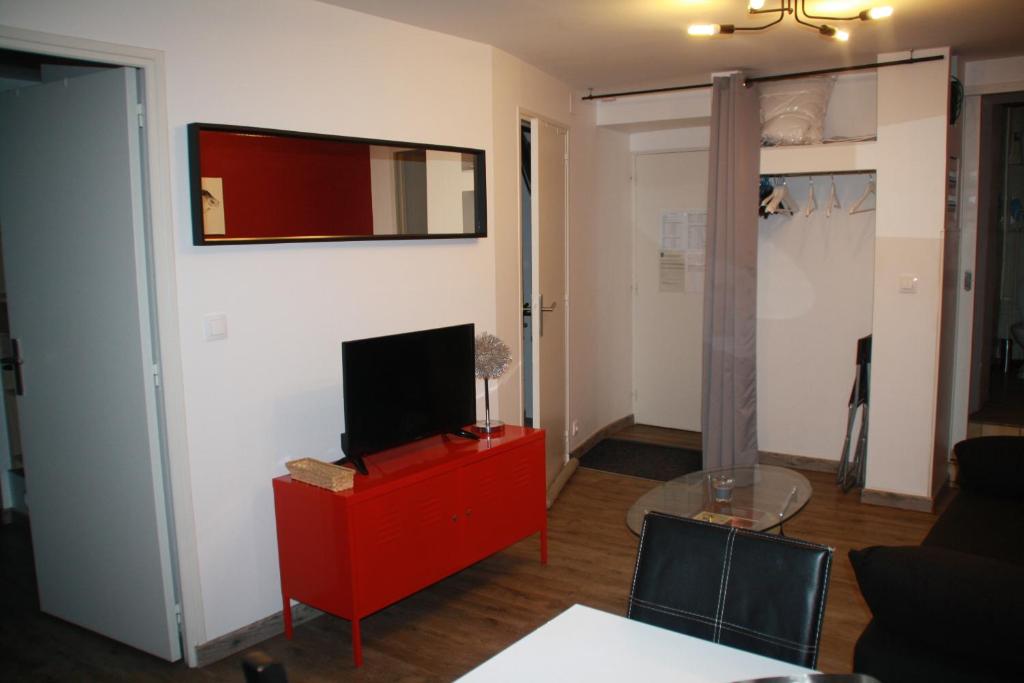 Televízia a/alebo spoločenská miestnosť v ubytovaní Villa Blanche appartement 2