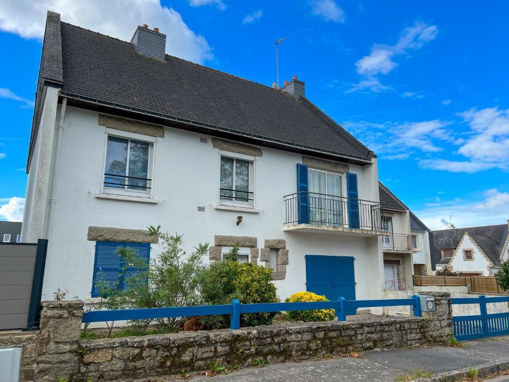 Casa blanca con puertas azules y techo negro en L'escapade - Maison familiale avec jardin Vannes, en Vannes