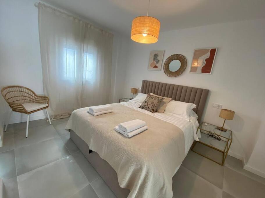 sypialnia z łóżkiem i dwoma ręcznikami na nim w obiekcie Stylish Seaside 3 Bed Apartment with Terrace + Sea View w mieście Benalmádena