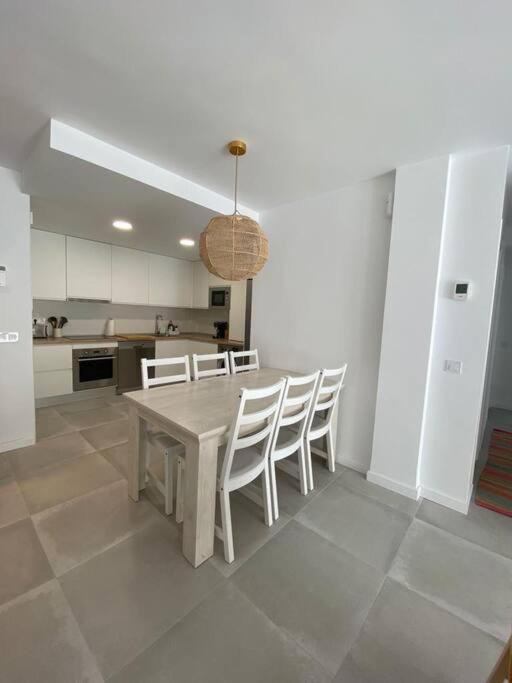 Kuchnia lub aneks kuchenny w obiekcie Stylish Seaside 3 Bed Apartment with Terrace + Sea View
