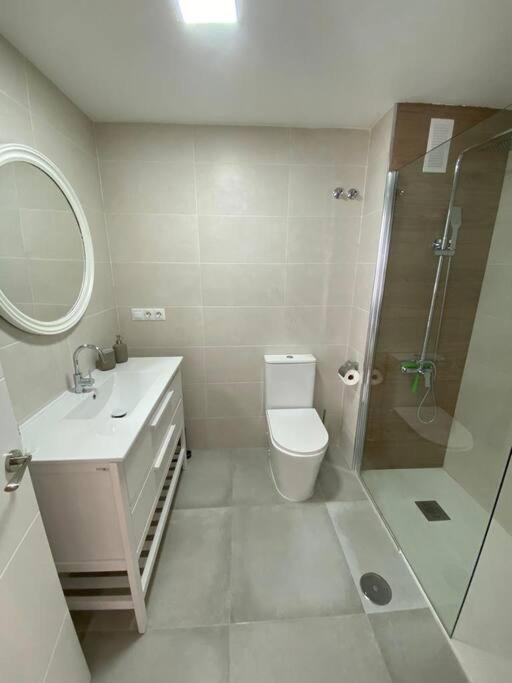 Łazienka w obiekcie Stylish Seaside 3 Bed Apartment with Terrace + Sea View