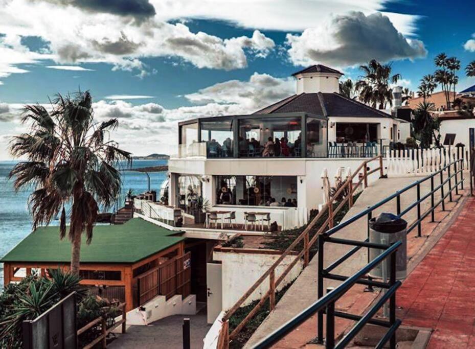 budynek z restauracją na plaży w obiekcie Stylish Seaside 3 Bed Apartment with Terrace + Sea View w mieście Benalmádena