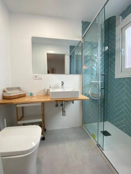 łazienka z toaletą, umywalką i prysznicem w obiekcie Stylish Seaside 3 Bed Apartment with Terrace + Sea View w mieście Benalmádena