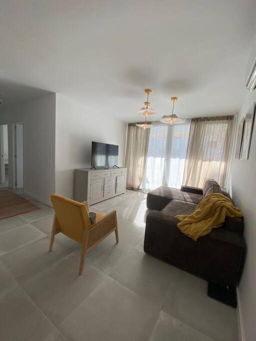 Telewizja i/lub zestaw kina domowego w obiekcie Stylish Seaside 3 Bed Apartment with Terrace + Sea View
