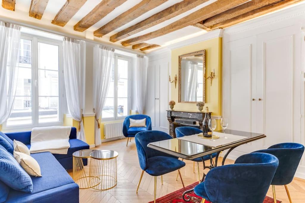 - un salon avec des fauteuils bleus et un canapé bleu dans l'établissement Suite Montorgueil - Hyper Centre Paris - Chatelet 3min, à Paris