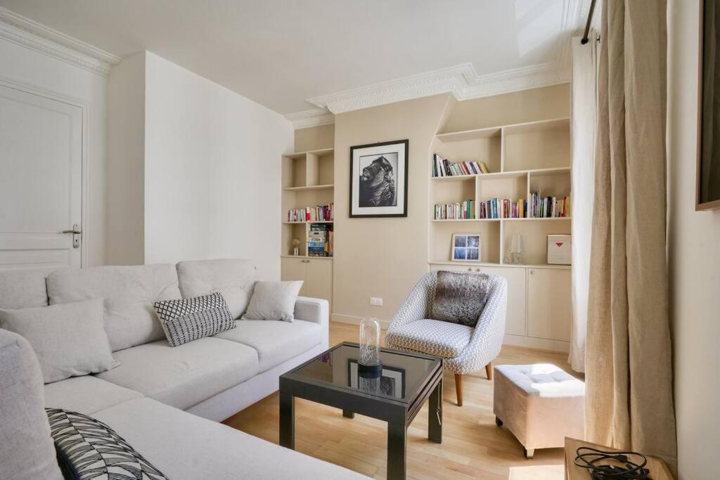 - un salon avec un canapé blanc et une table dans l'établissement Bel appartement avec lit double dans Paris 15ème, à Paris