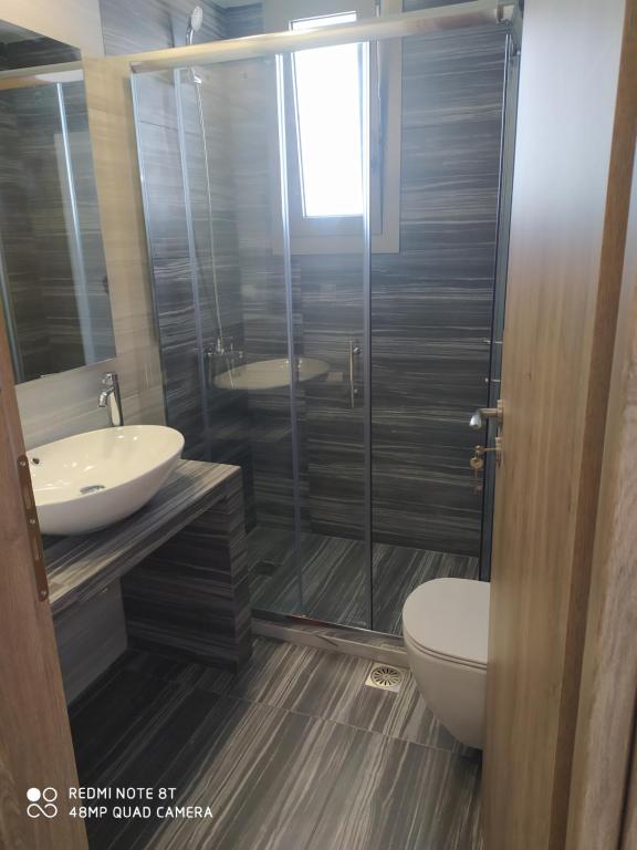 Kúpeľňa v ubytovaní AKTIS MAKRIGIALOS LUXURY APTS