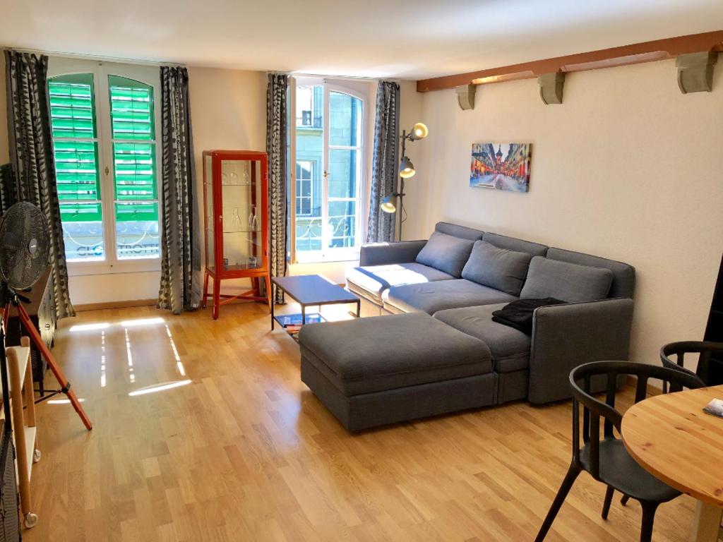 a living room with a couch and a table at Apartments Aarbergergasse in Bern