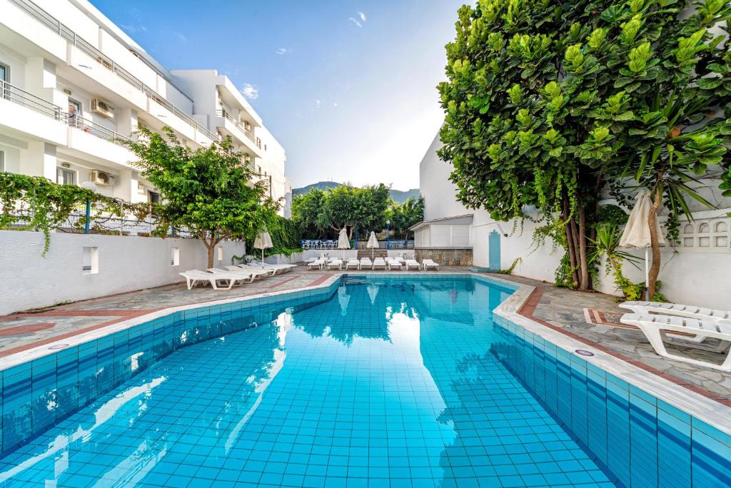 uma piscina em frente a um edifício em Hotel Iro em Hersonissos