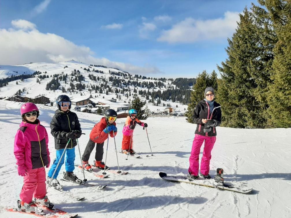 un grupo de niños esquiando en la nieve en Apigîte68, proche route des vins, Vosges, Colmar et non loin d'Europa-Park!, en Ostheim