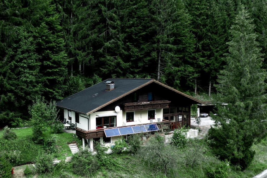 una vista aérea de una casa en el bosque en Kleine einfache Ferienwohnung in malerischer Umgebung Salzburgs en Koppl