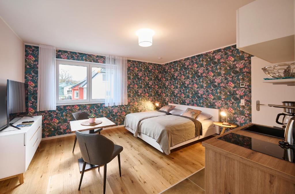 1 dormitorio con cama, mesa y TV en Bei Meyers - Zwenkauer See, en Zwenkau