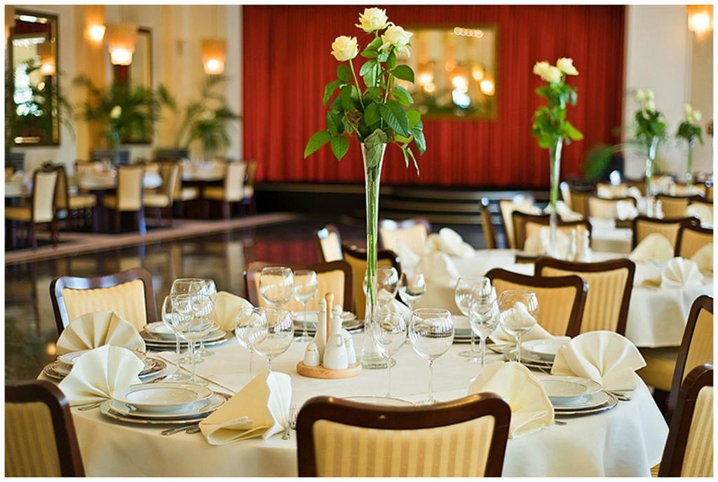 Reštaurácia alebo iné gastronomické zariadenie v ubytovaní Hotel Iskierka Business & Spa