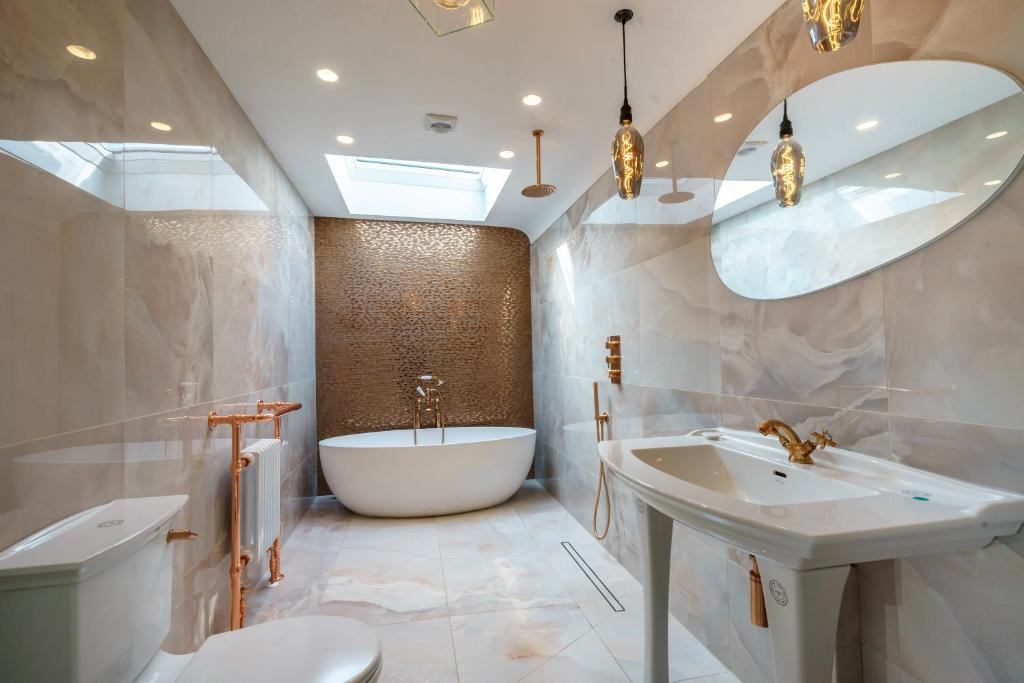 Un baño con bañera, inodoro y lavabo. en Clifford's Townhouse, en York