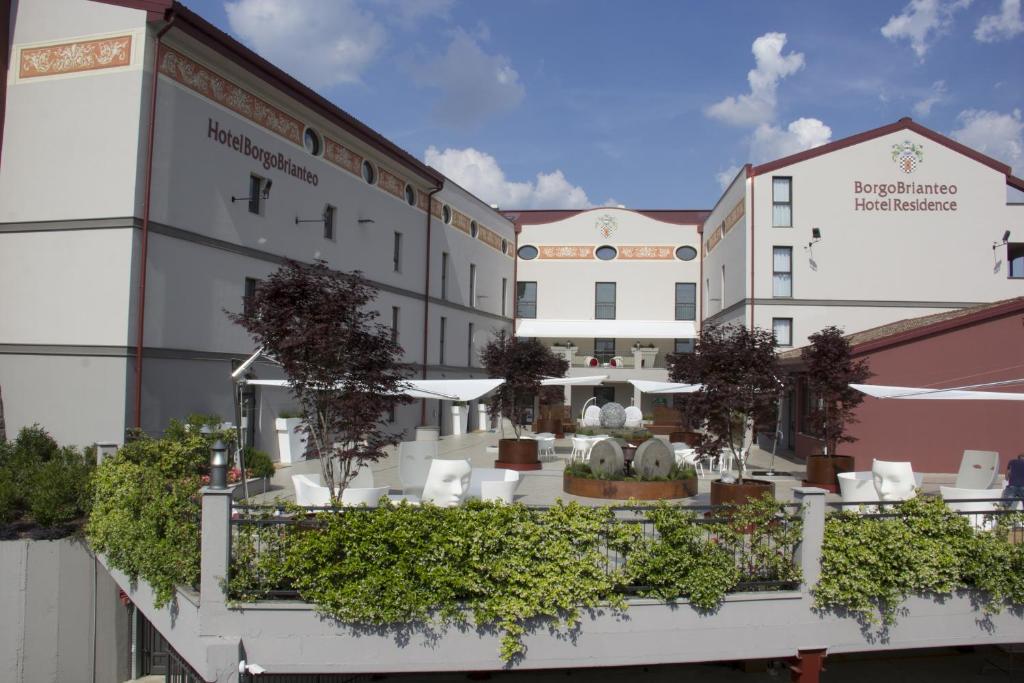 a rendering of the courtyard of a hotel at Hotel Borgo Brianteo in Ponte San Pietro