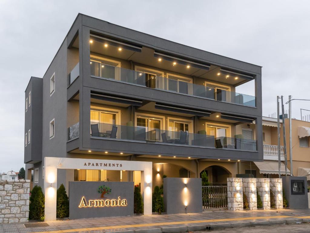 un edificio de apartamentos con luces encima en Armonia Apartments, en Keramotí