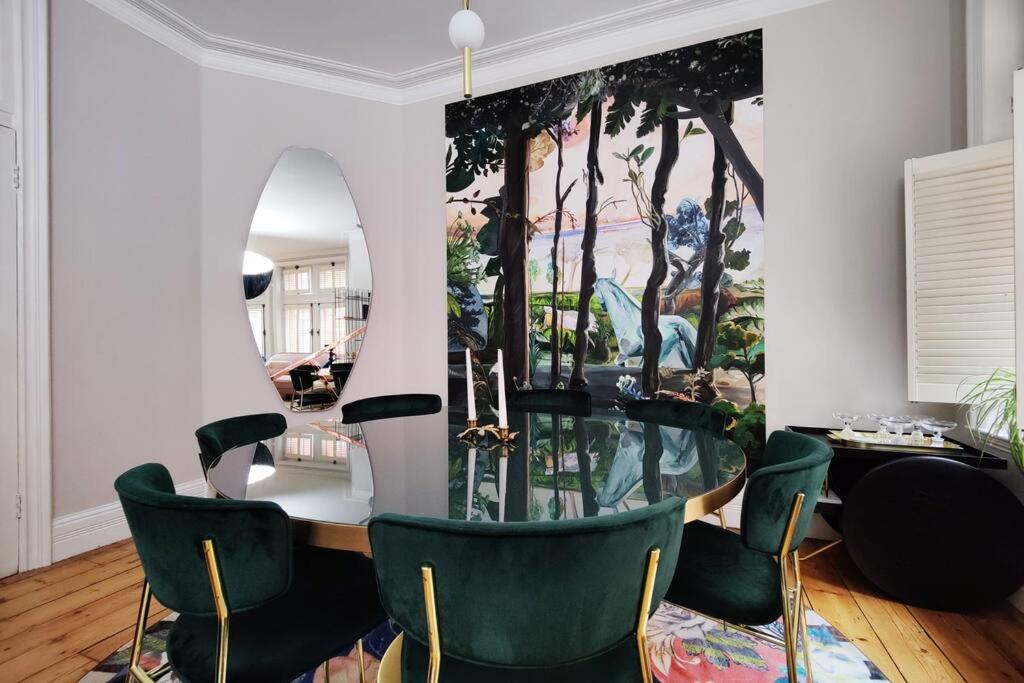 Luxury Artist Residence in Central London في لندن: غرفة مع طاولة وكراسي وطاولة تزلج