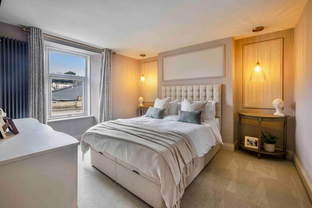 ein Schlafzimmer mit großem Bett und Fenster in der Unterkunft Pittman Cottage in Torquay