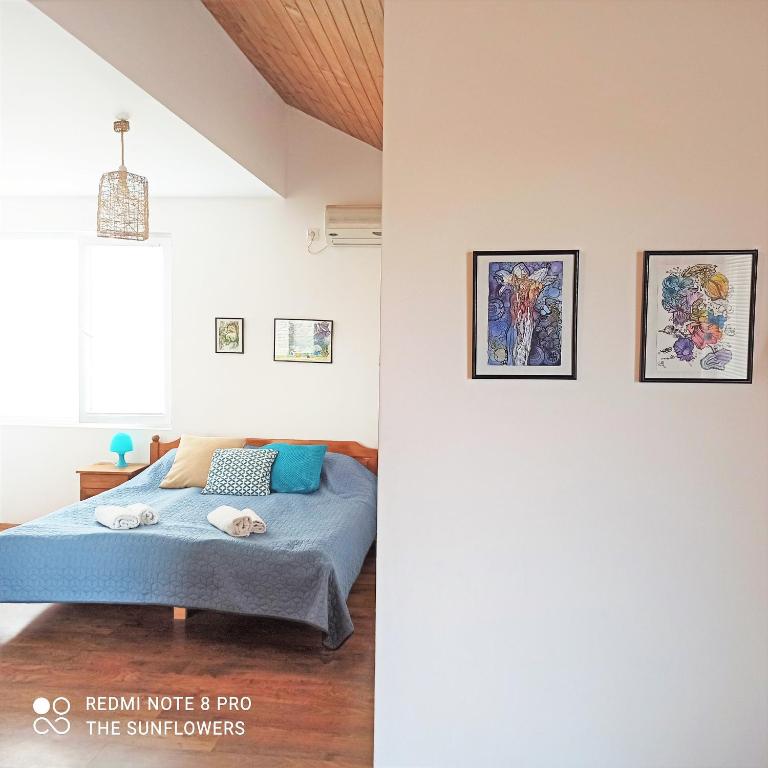 A bed or beds in a room at Guest House Sunflowers
