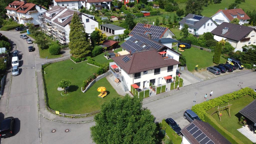 a house with a yard and a street with cars at Ferien im Hummelhaus in Lindau