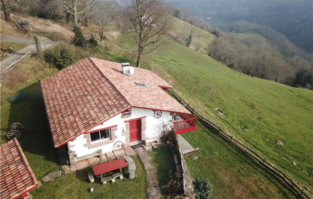 una pequeña casa con techo rojo en una colina en Beautiful Home In Bidarray With House A Mountain View, en Bidarray