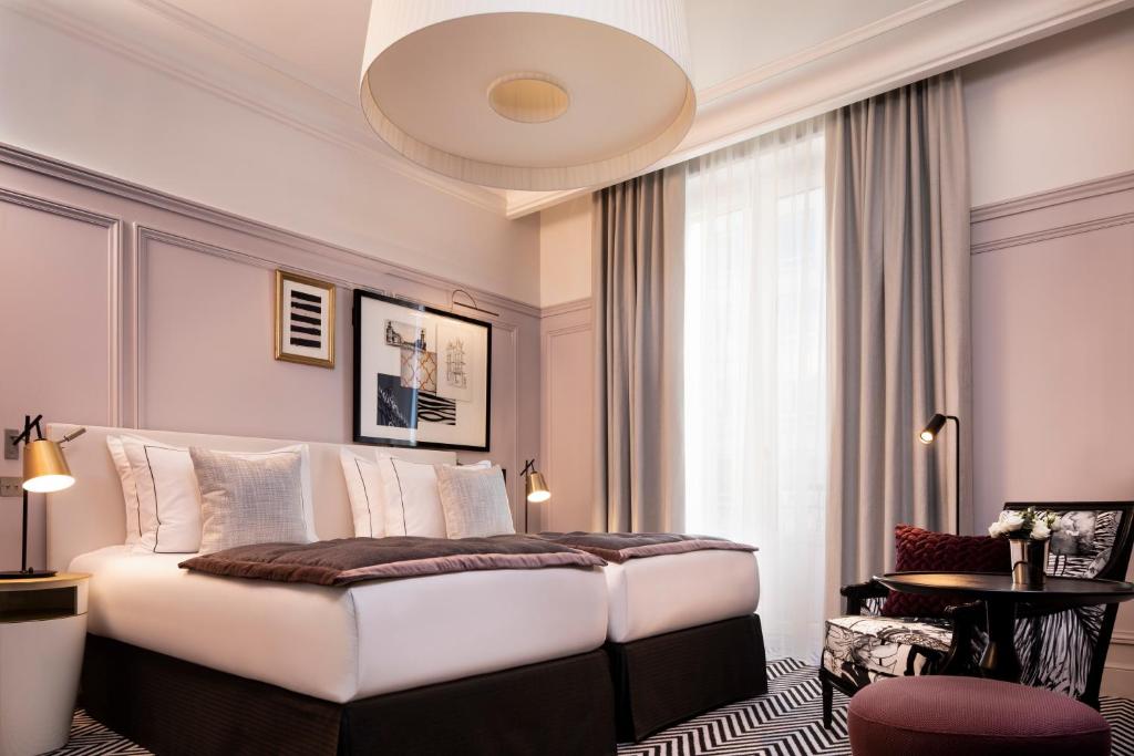 
Deluxe Room with Eiffel Tower View
