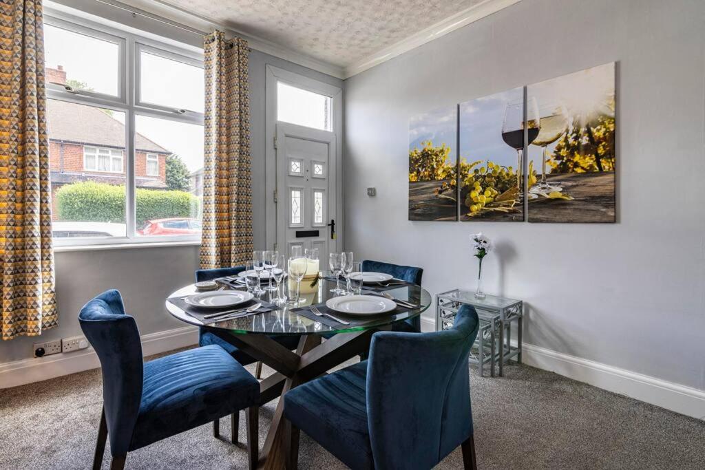 uma sala de jantar com uma mesa e cadeiras e uma janela em Breedon House 2 Bedroom Home in Long Eaton close to AIRPORT em Long Eaton