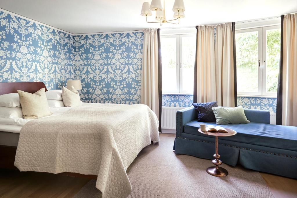 Postel nebo postele na pokoji v ubytování Smådalarö Gård Hotell & Spa