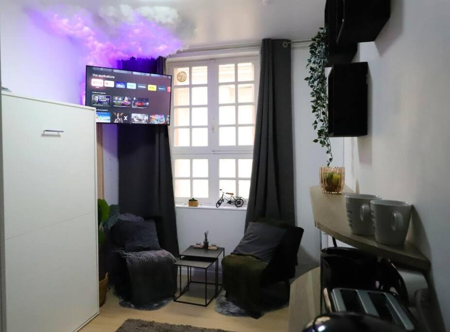 salon z 2 krzesłami i oknem w obiekcie Le Cloudy - @Kreativehome_ w Rouen