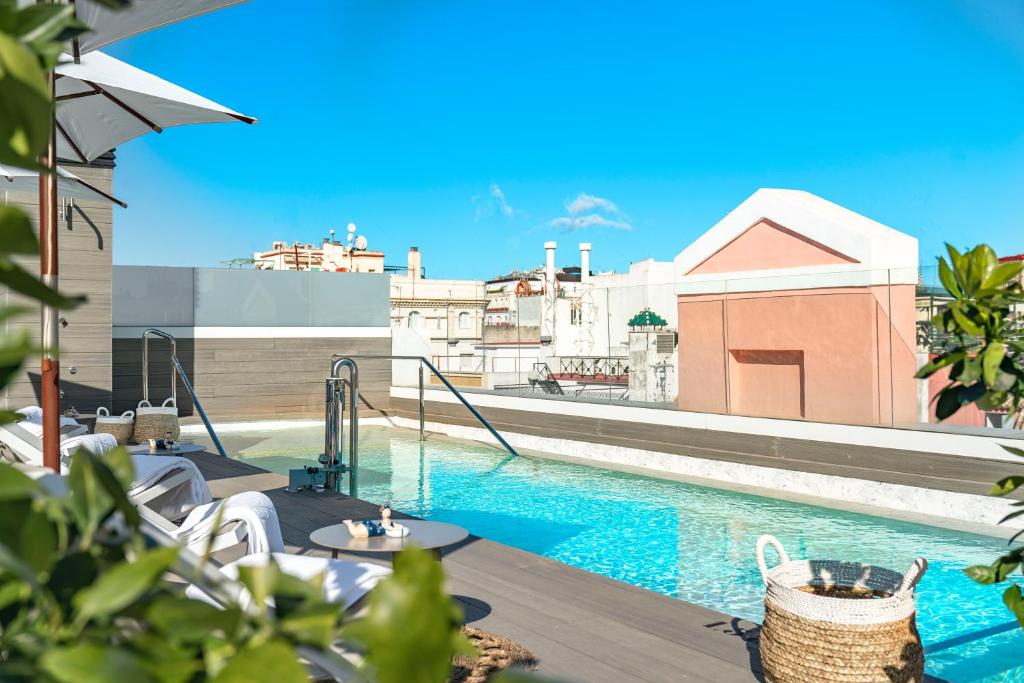 - une piscine avec vue sur un bâtiment dans l'établissement Vincci Molviedro Suites Apartments, à Séville