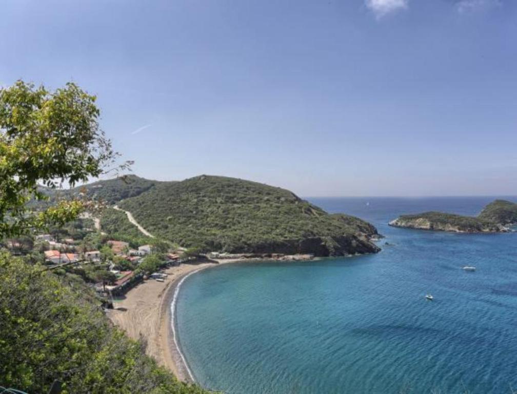 an island in the ocean with a sandy beach at Appartamento Il Nido in Palazzo