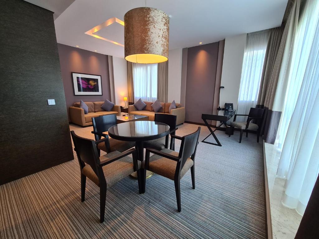 Posezení v ubytování Four Points by Sheraton Al Ain