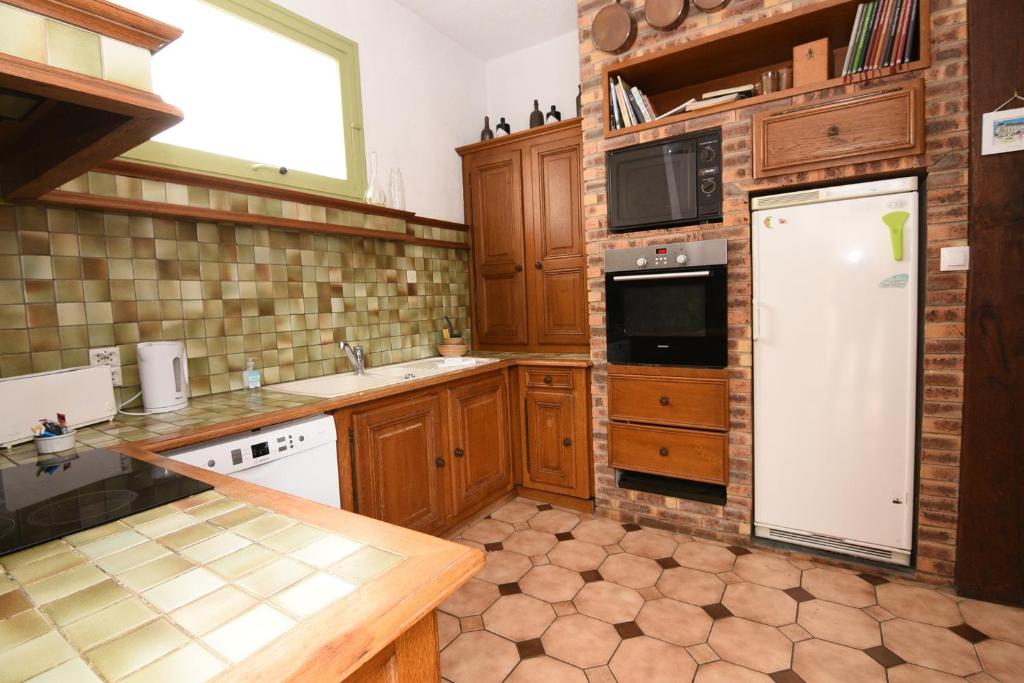 Kuchyňa alebo kuchynka v ubytovaní l'Inattendue Maison avec Jardin