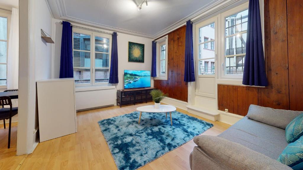 un salon avec un canapé et une table dans l'établissement Magda & Lena Strasbourg city center Bail Mobilité, à Strasbourg