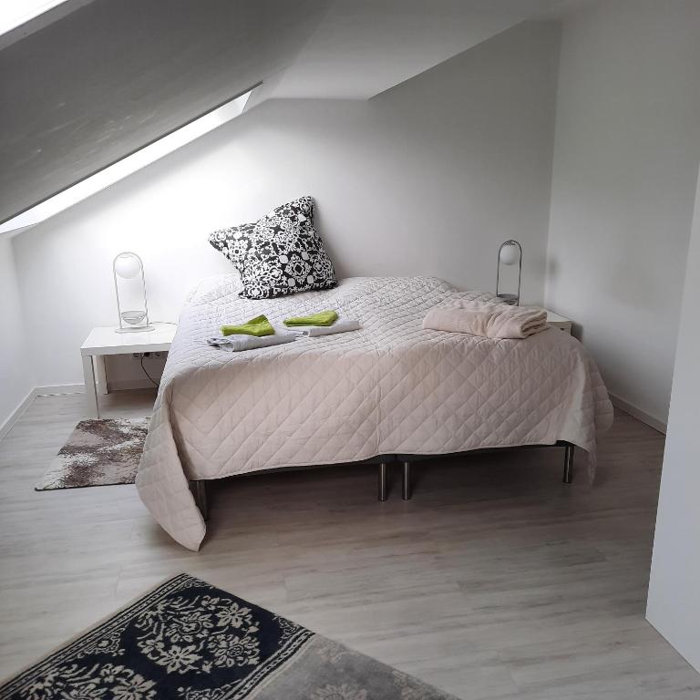 Postel nebo postele na pokoji v ubytování 2 Schlafzimmerwohnung bei Frankfurt am Main
