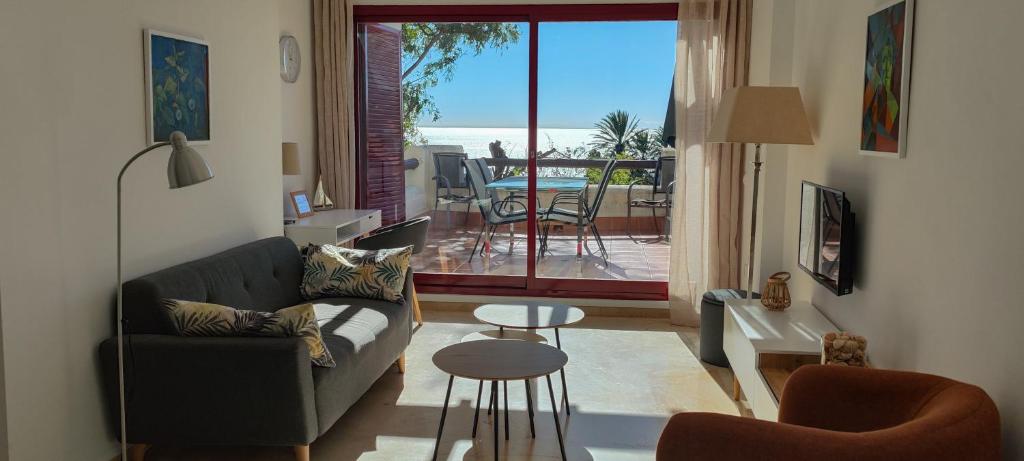 Bahia de CasaresにあるVista Bahia sea viewのリビングルーム(ソファ付)が備わり、海の景色を望めます。