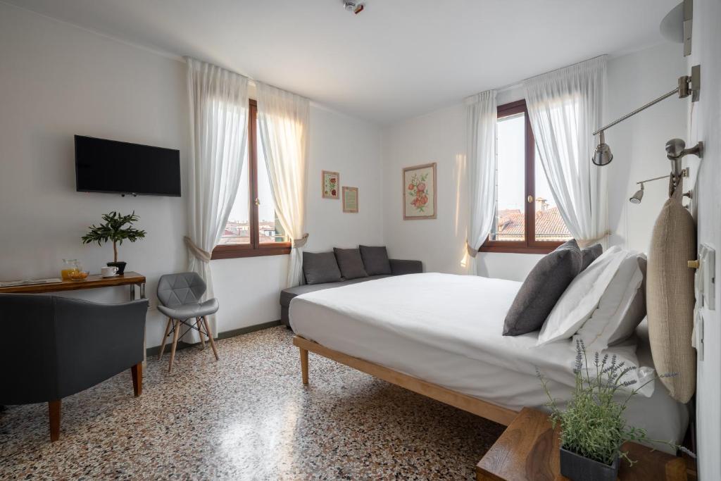 - une chambre avec un grand lit et un canapé dans l'établissement Rimon Place-Kosher, à Venise