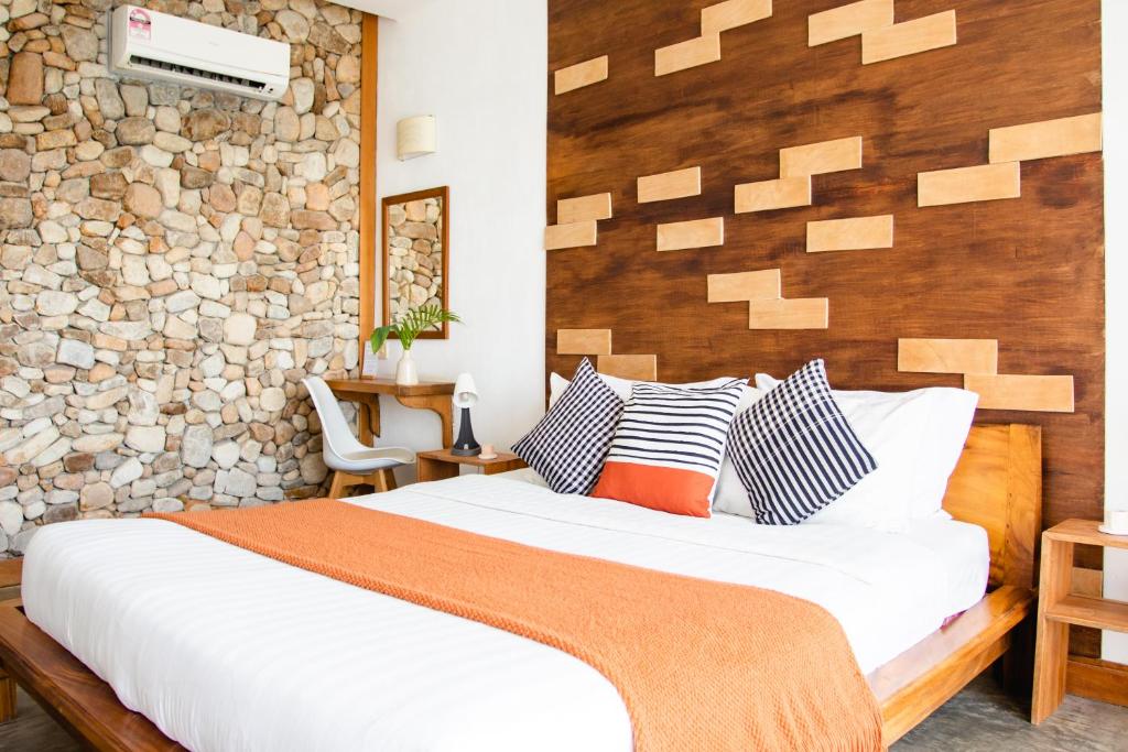Postel nebo postele na pokoji v ubytování Saravoan-Kep Hotel
