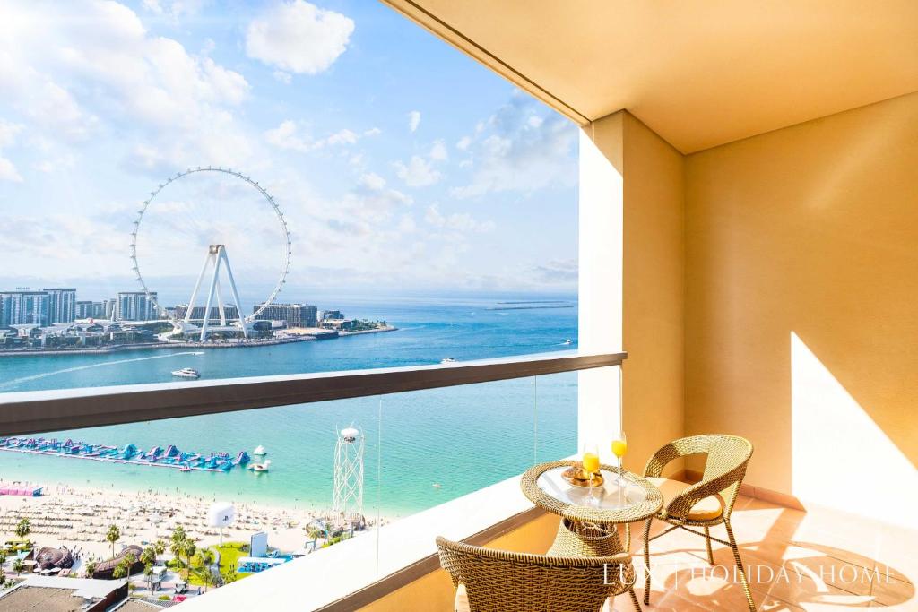 杜拜的住宿－LUX The JBR BlueWaters View Suite 2，享有海滩和海洋美景的阳台。