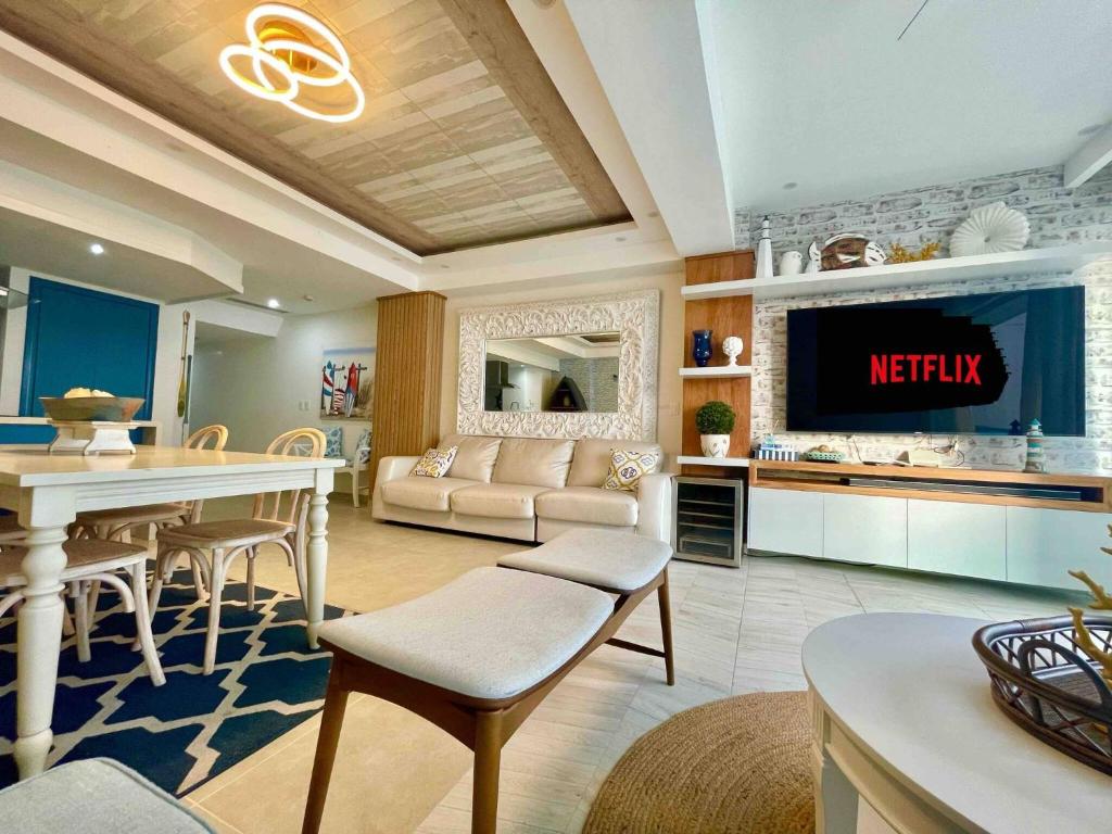 TV a/nebo společenská místnost v ubytování 2 Bedroom At The Marbella Towers Beachfront